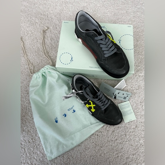 Off -White - Picture 1 of 5